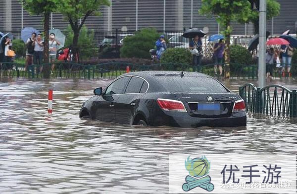 行车中突遇暴雨要如何应对?